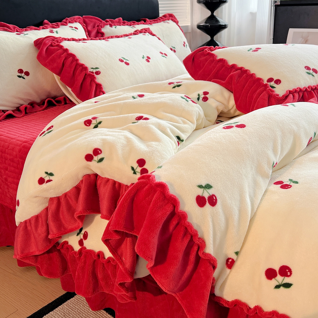 91家纺网 家纺一手货源 找家纺 富米莱（原臻工厂） 2025新款热卖舒适大宽花边牛奶绒床盖床裙四件套 爆款大花边-奶油红樱桃