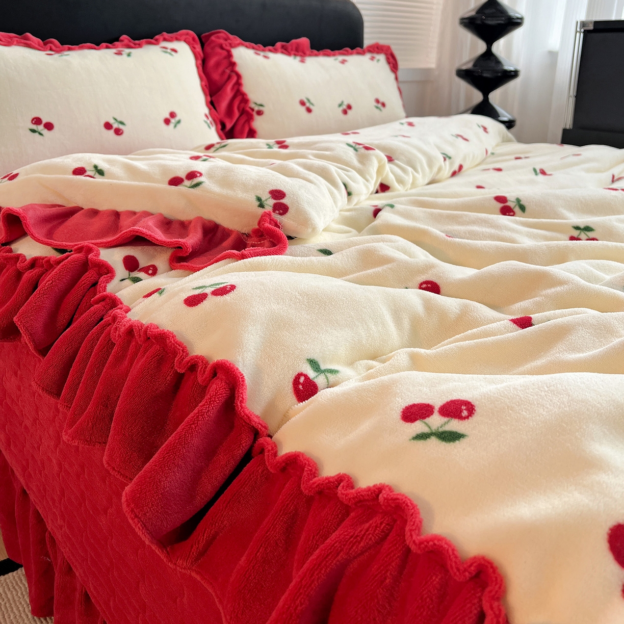 91家纺网 家纺一手货源 找家纺 富米莱（原臻工厂） 2025新款热卖舒适大宽花边牛奶绒床盖床裙四件套 爆款大花边-奶油红樱桃