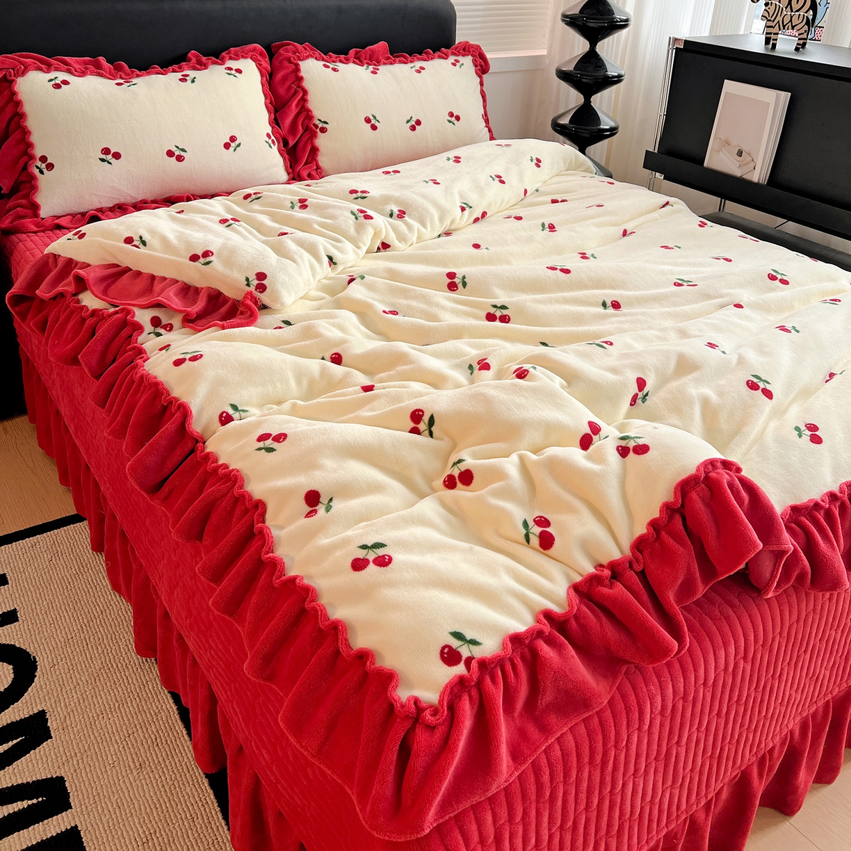 91家纺网 家纺一手货源 找家纺 富米莱（原臻工厂） 2025新款热卖舒适大宽花边牛奶绒床盖床裙四件套 爆款大花边-奶油红樱桃