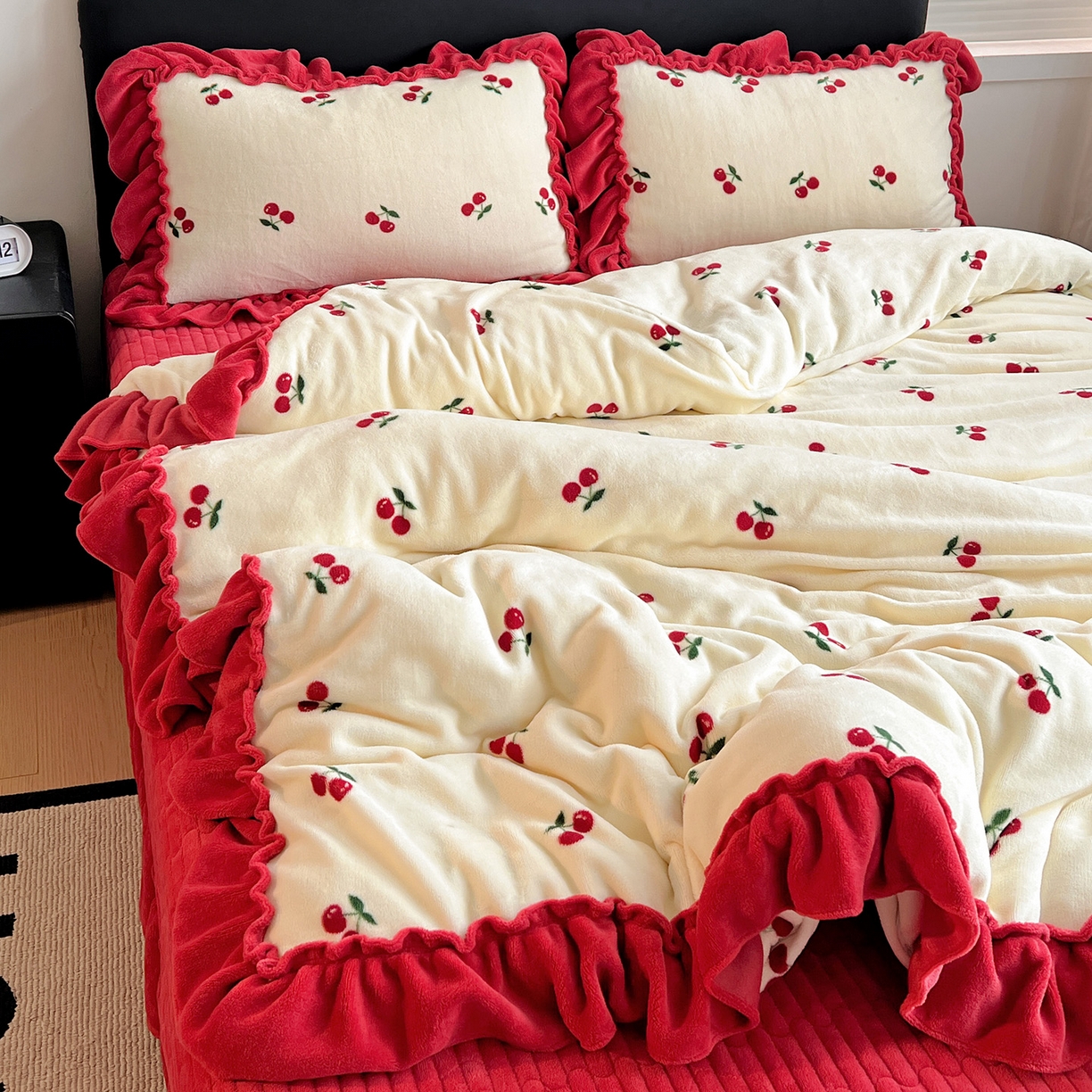 91家纺网 家纺一手货源 找家纺 富米莱（原臻工厂） 2025新款热卖舒适大宽花边牛奶绒床盖床裙四件套 爆款大花边-奶油红樱桃