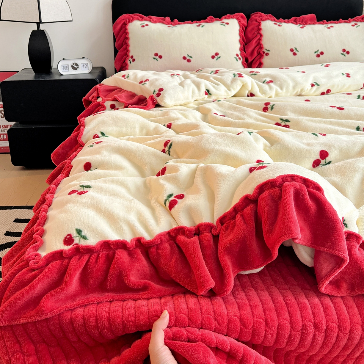 91家纺网 家纺一手货源 找家纺 富米莱（原臻工厂） 2025新款热卖舒适大宽花边牛奶绒床盖床裙四件套 爆款大花边-奶油红樱桃