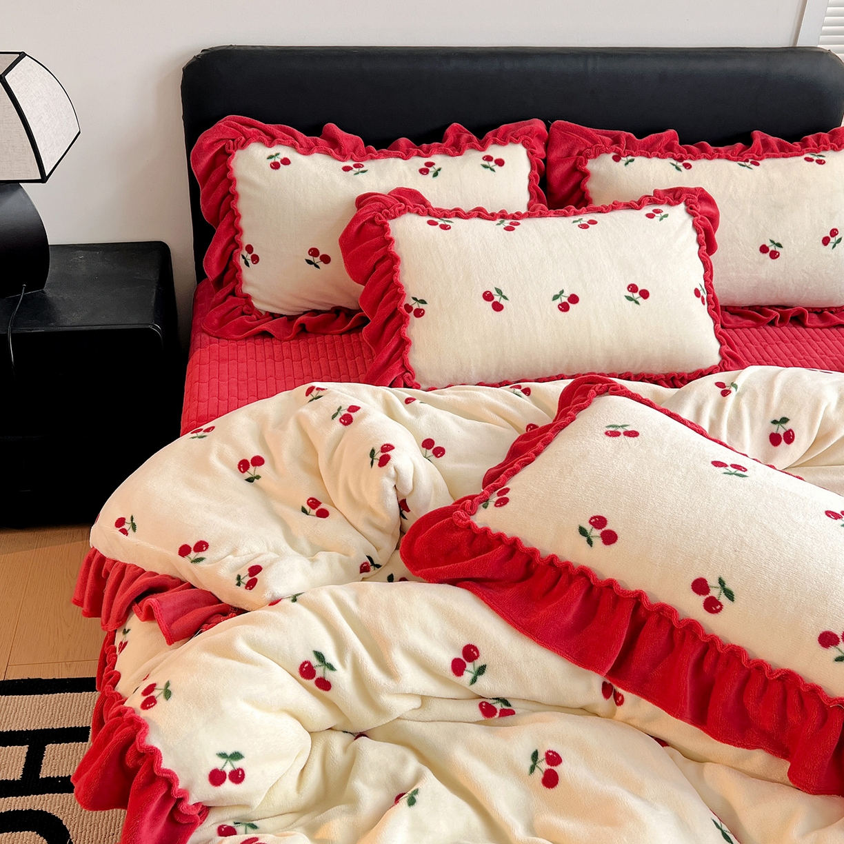 91家纺网 家纺一手货源 找家纺 富米莱（原臻工厂） 2025新款热卖舒适大宽花边牛奶绒床盖床裙四件套 爆款大花边-奶油红樱桃