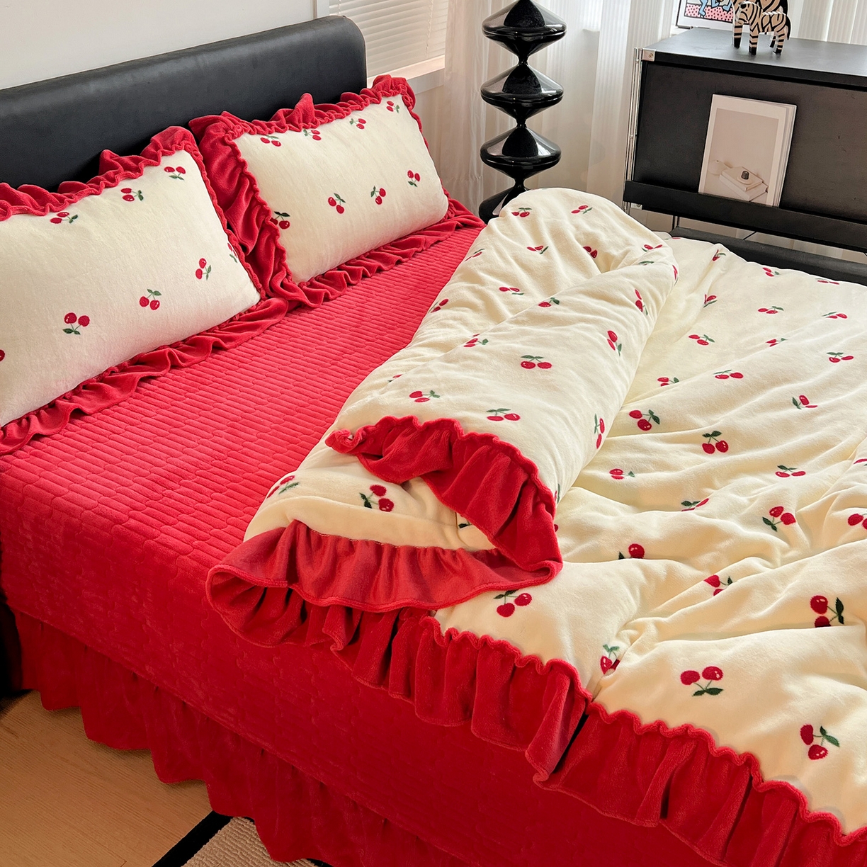 91家纺网 家纺一手货源 找家纺 富米莱（原臻工厂） 2025新款热卖舒适大宽花边牛奶绒床盖床裙四件套 爆款大花边-奶油红樱桃