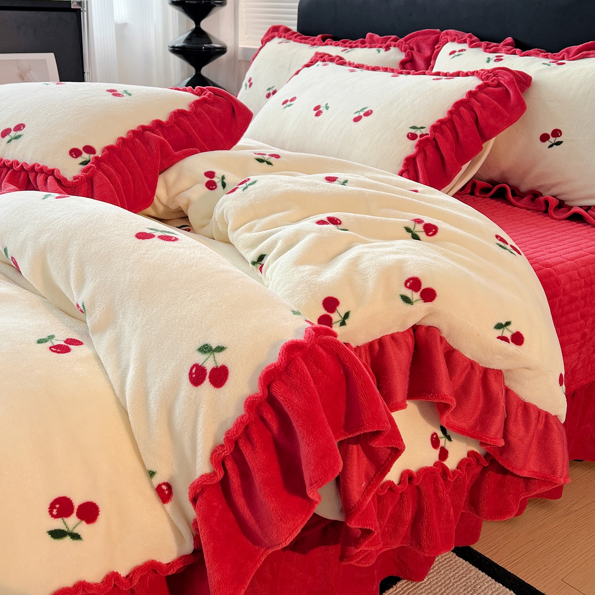 91家纺网 家纺一手货源 找家纺 富米莱（原臻工厂） 2025新款热卖舒适大宽花边牛奶绒床盖床裙四件套 爆款大花边-奶油红樱桃