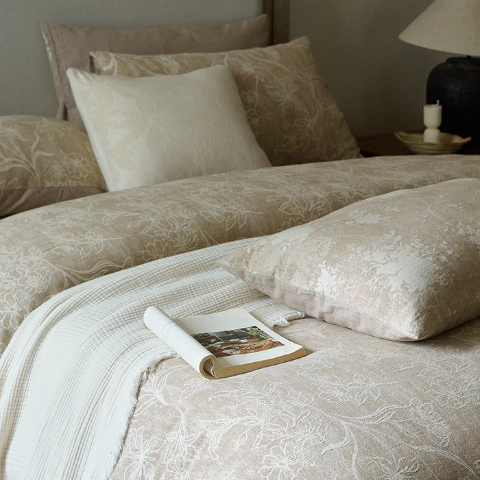 91家纺网 家纺一手货源 找家纺 子和家居 2025新款棉麻色织提花四件套-浮影暗香 （会员享受会员折扣 标准控价：券后不低于298元 加大控价：券后不低于318元） 浮影暗香-鸢尾