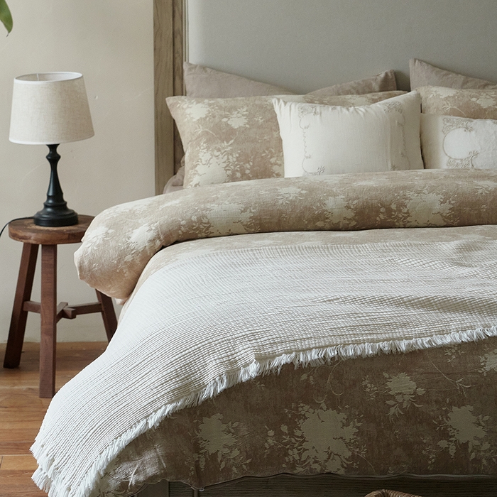 91家纺网 家纺一手货源 找家纺 子和家居 2025新款棉麻色织提花四件套-浮影暗香 （会员享受会员折扣 标准控价：券后不低于298元 加大控价：券后不低于318元） 浮影暗香-芍香