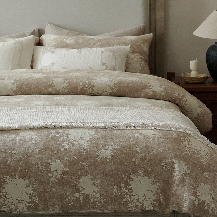 91家纺网 家纺一手货源 找家纺 子和家居 2025新款棉麻色织提花四件套-浮影暗香 （会员享受会员折扣 标准控价：券后不低于298元 加大控价：券后不低于318元） 浮影暗香-芍香