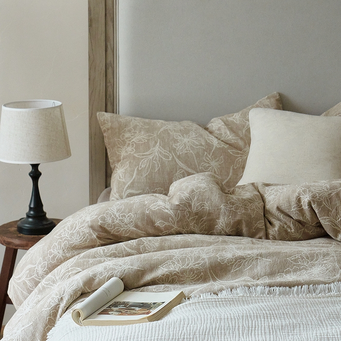 91家纺网 家纺一手货源 找家纺 子和家居 2025新款棉麻色织提花四件套-浮影暗香 （会员享受会员折扣 标准控价：券后不低于298元 加大控价：券后不低于318元） 浮影暗香-鸢尾