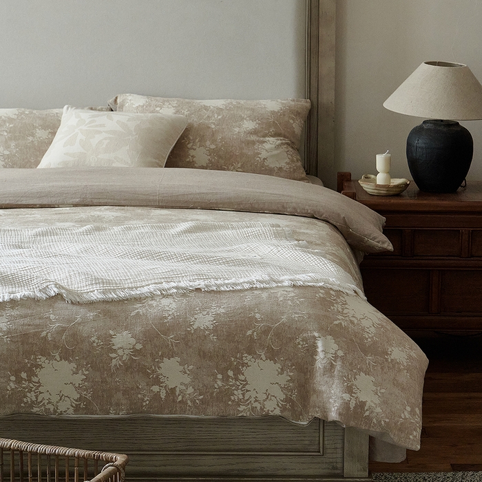 91家纺网 家纺一手货源 找家纺 子和家居 2025新款棉麻色织提花四件套-浮影暗香 （会员享受会员折扣 标准控价：券后不低于298元 加大控价：券后不低于318元） 浮影暗香-芍香