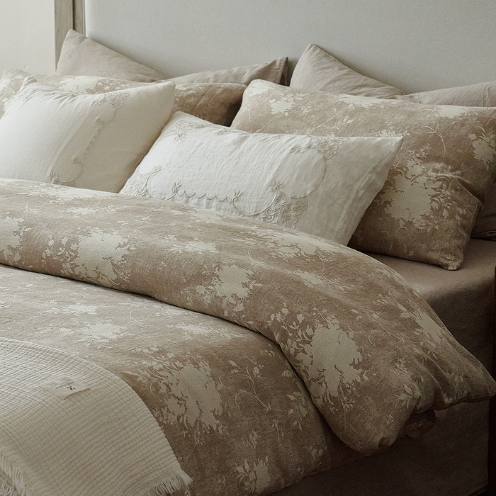 91家纺网 家纺一手货源 找家纺 子和家居 2025新款棉麻色织提花四件套-浮影暗香 （会员享受会员折扣 标准控价：券后不低于298元 加大控价：券后不低于318元） 浮影暗香-芍香