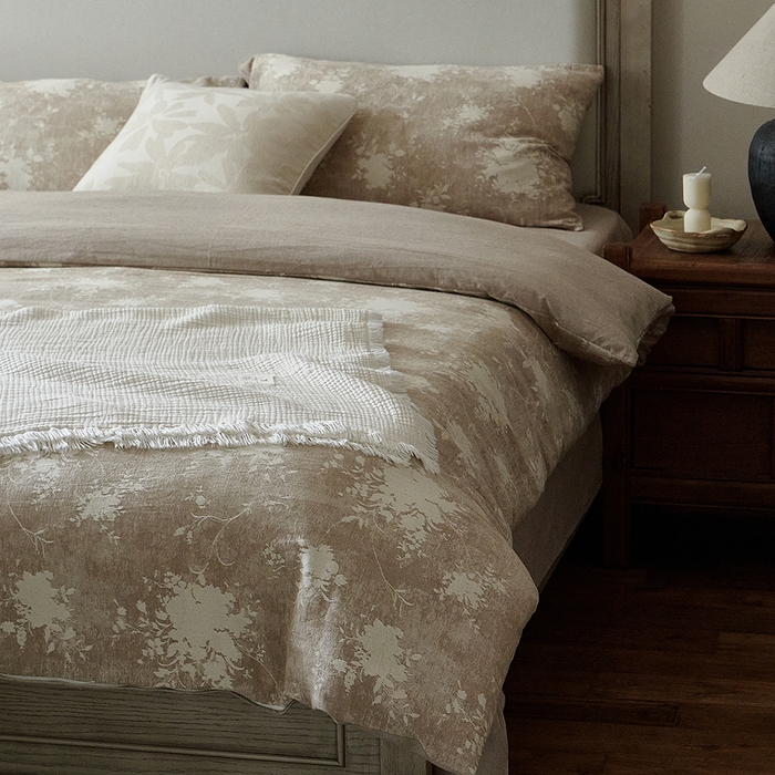 91家纺网 家纺一手货源 找家纺 子和家居 2025新款棉麻色织提花四件套-浮影暗香 （会员享受会员折扣 标准控价：券后不低于298元 加大控价：券后不低于318元） 浮影暗香-芍香