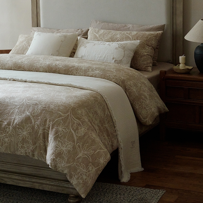 91家纺网 家纺一手货源 找家纺 子和家居 2025新款棉麻色织提花四件套-浮影暗香 （会员享受会员折扣 标准控价：券后不低于298元 加大控价：券后不低于318元） 浮影暗香-鸢尾