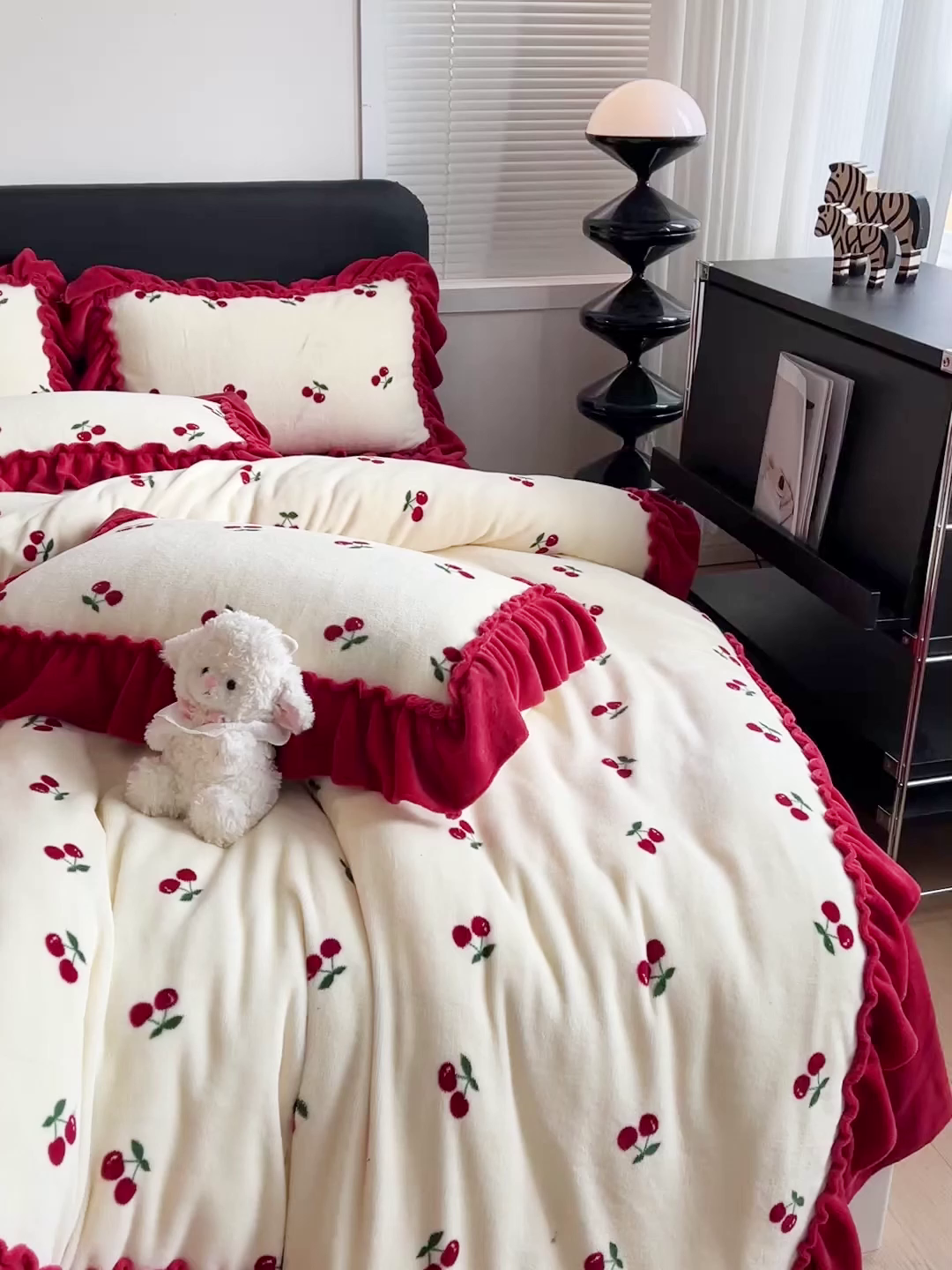 91家纺网 家纺一手货源 找家纺 富米莱（原臻工厂） 2025新款热卖舒适大宽花边牛奶绒床盖床裙四件套 爆款大花边-奶油红樱桃