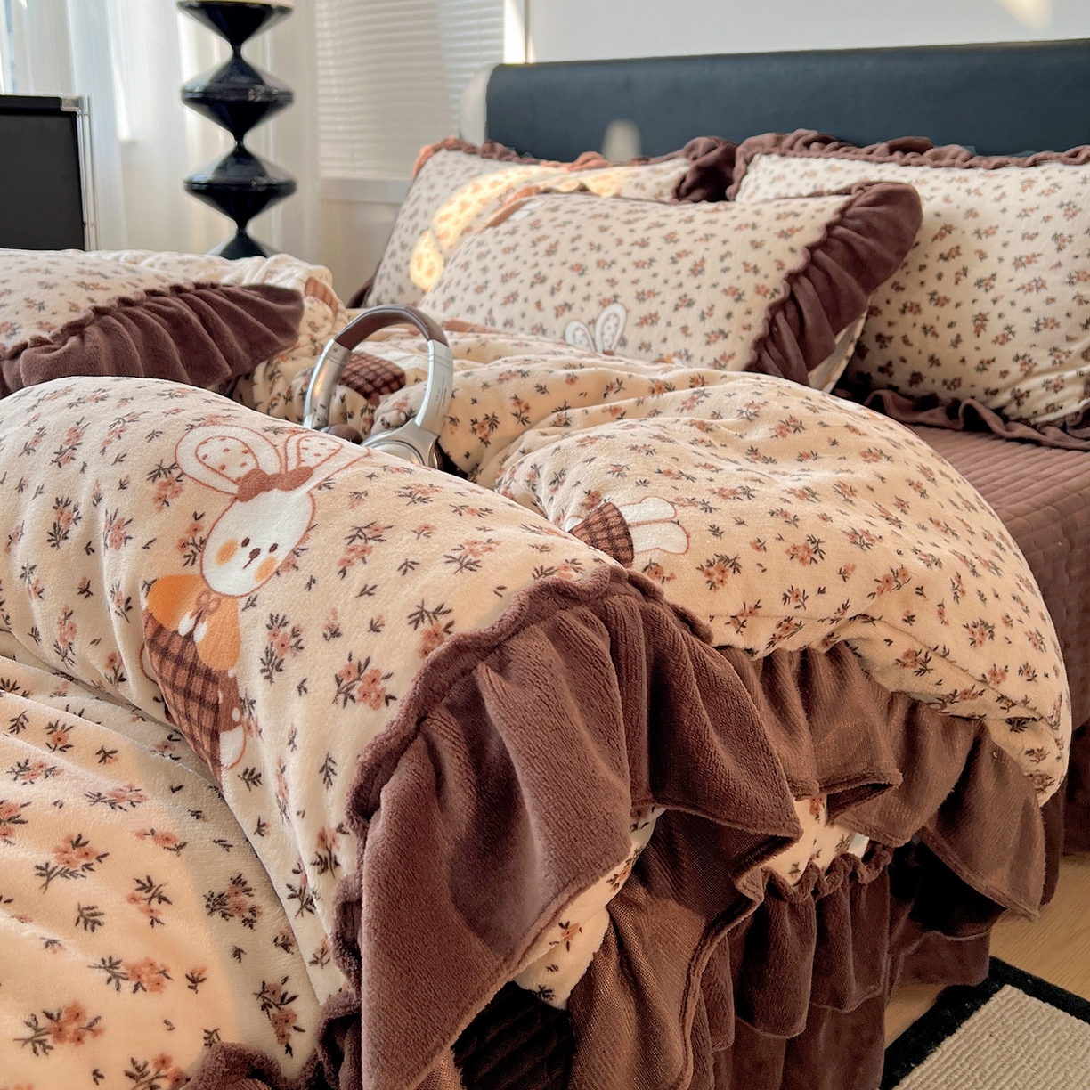 91家纺网 家纺一手货源 找家纺 富米莱（原臻工厂） 2025新款热卖舒适大宽花边牛奶绒床盖床裙四件套 爆款大花边-奶油碎花兔