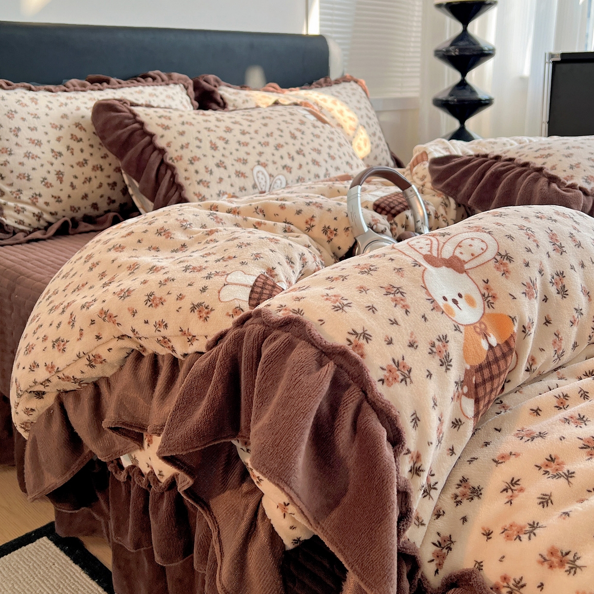 91家纺网 家纺一手货源 找家纺 富米莱（原臻工厂） 2025新款热卖舒适大宽花边牛奶绒床盖床裙四件套 爆款大花边-奶油碎花兔