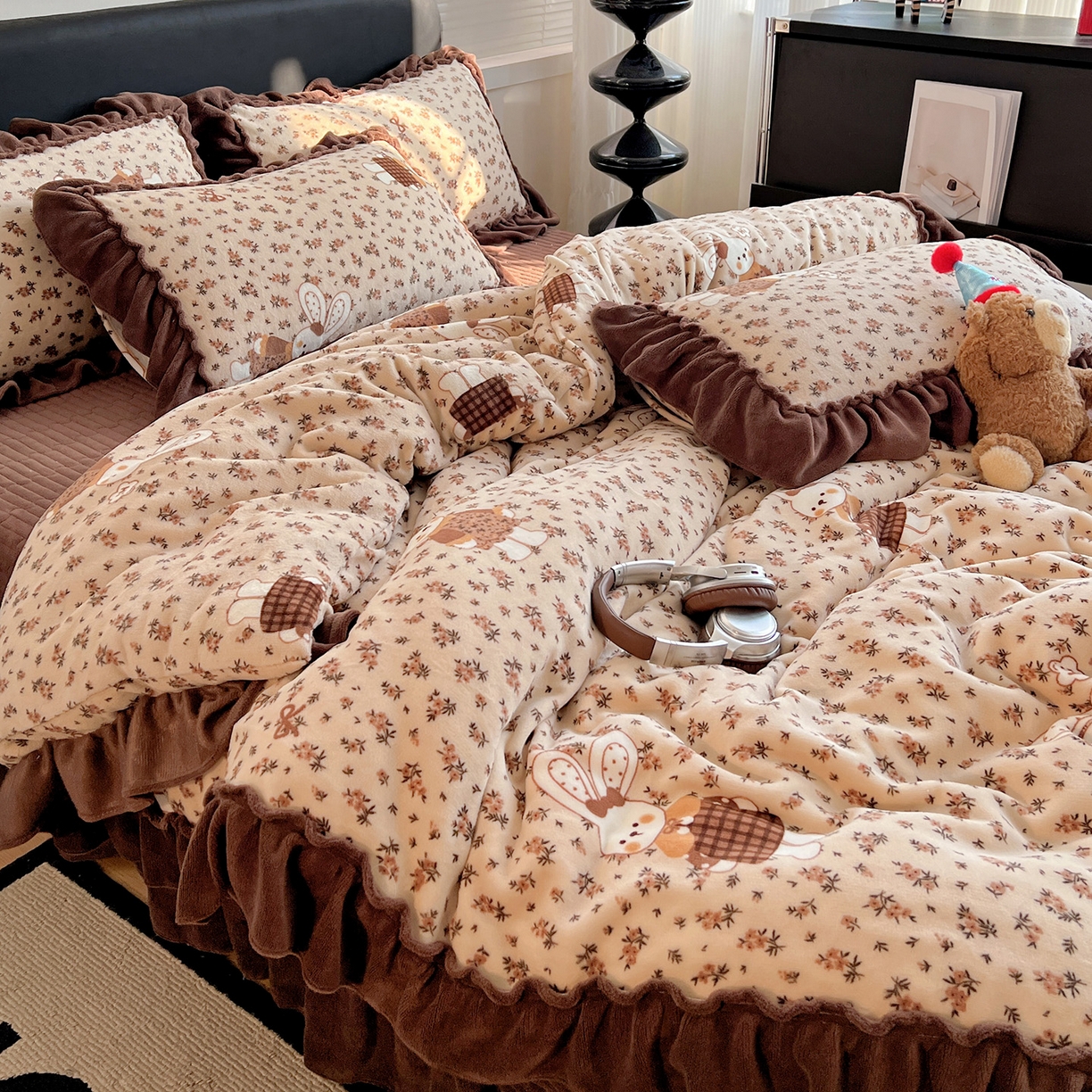 91家纺网 家纺一手货源 找家纺 富米莱（原臻工厂） 2025新款热卖舒适大宽花边牛奶绒床盖床裙四件套 爆款大花边-奶油碎花兔