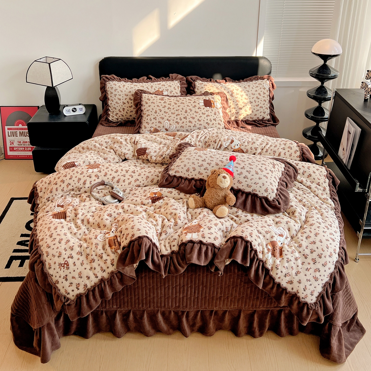 91家纺网 家纺一手货源 找家纺 富米莱（原臻工厂） 2025新款热卖舒适大宽花边牛奶绒床盖床裙四件套 爆款大花边-奶油碎花兔