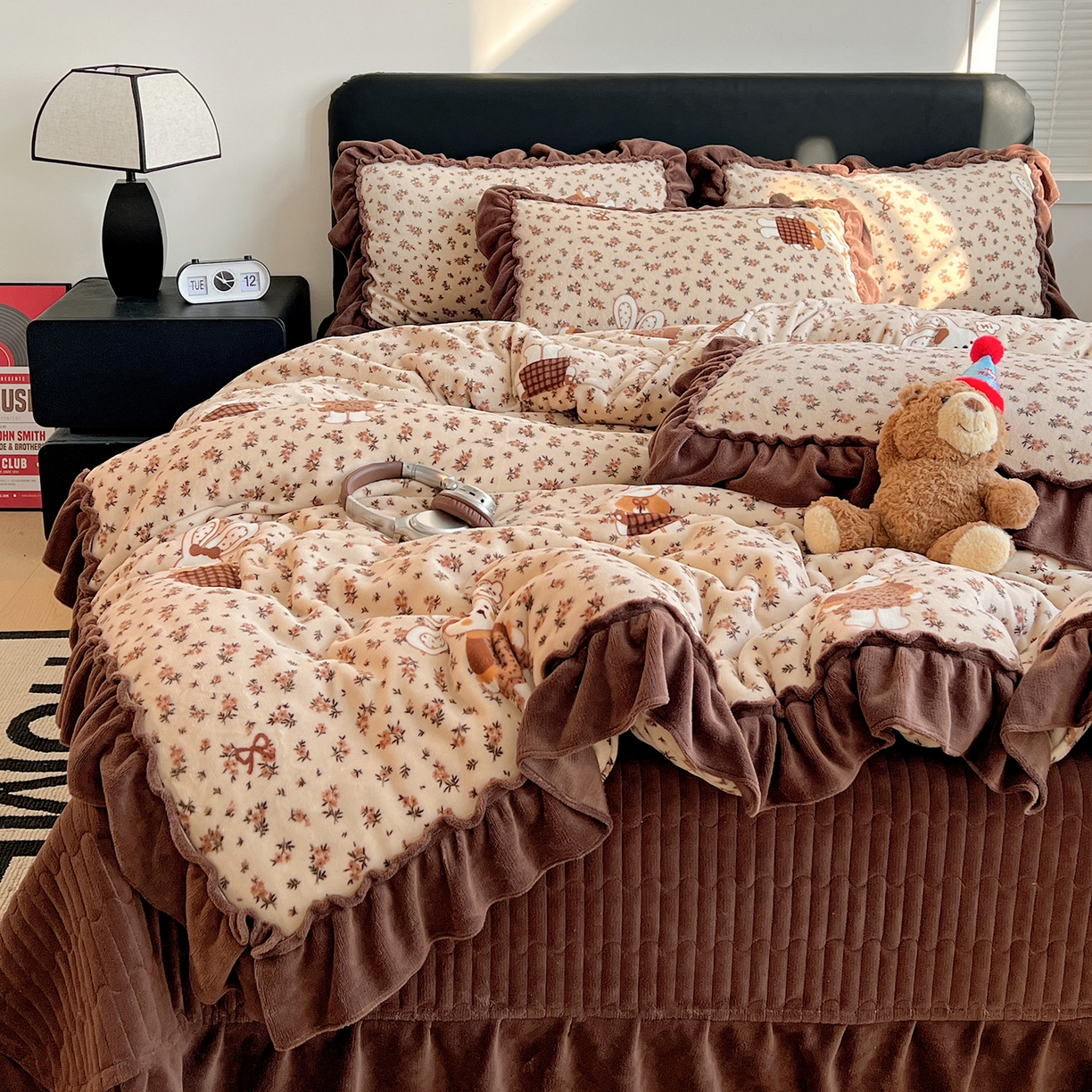 91家纺网 家纺一手货源 找家纺 富米莱（原臻工厂） 2025新款热卖舒适大宽花边牛奶绒床盖床裙四件套 爆款大花边-奶油碎花兔