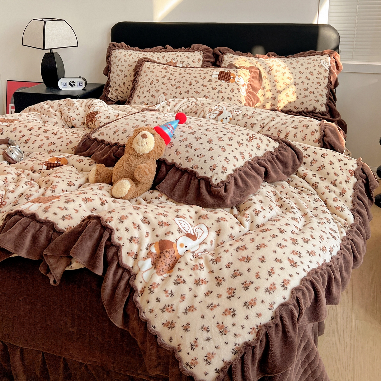 91家纺网 家纺一手货源 找家纺 富米莱（原臻工厂） 2025新款热卖舒适大宽花边牛奶绒床盖床裙四件套 爆款大花边-奶油碎花兔