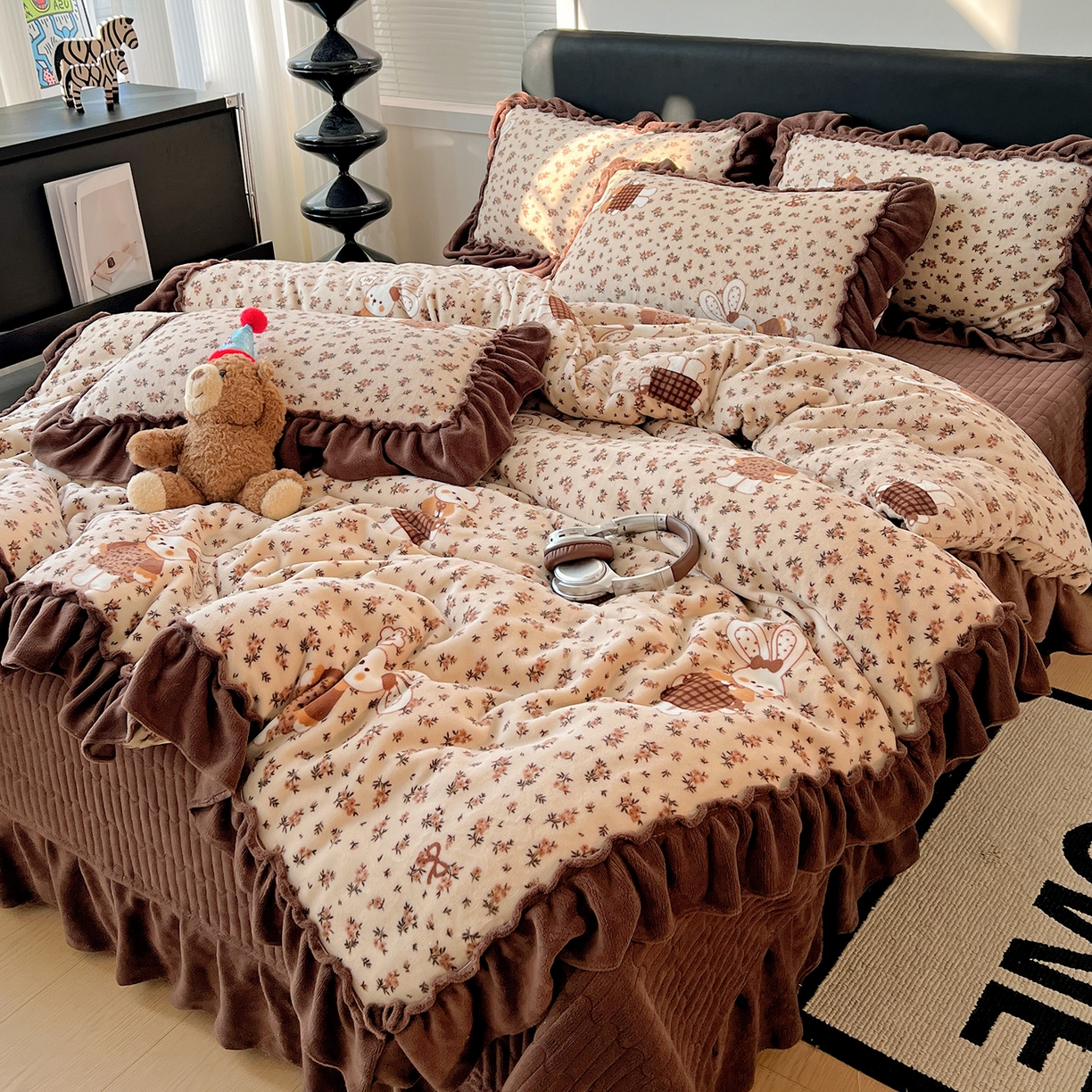 91家纺网 家纺一手货源 找家纺 富米莱（原臻工厂） 2025新款热卖舒适大宽花边牛奶绒床盖床裙四件套 爆款大花边-奶油碎花兔