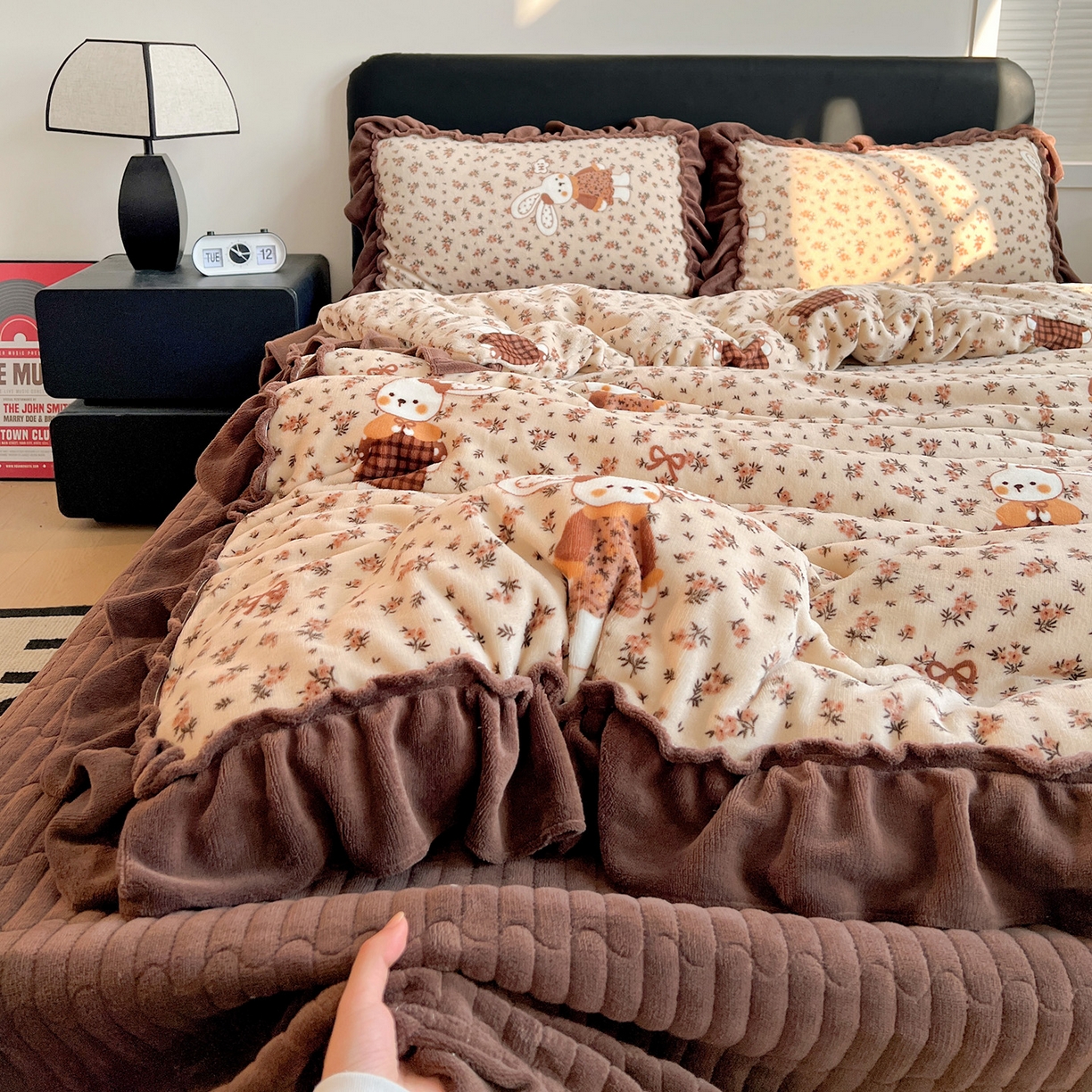 91家纺网 家纺一手货源 找家纺 富米莱（原臻工厂） 2025新款热卖舒适大宽花边牛奶绒床盖床裙四件套 爆款大花边-奶油碎花兔