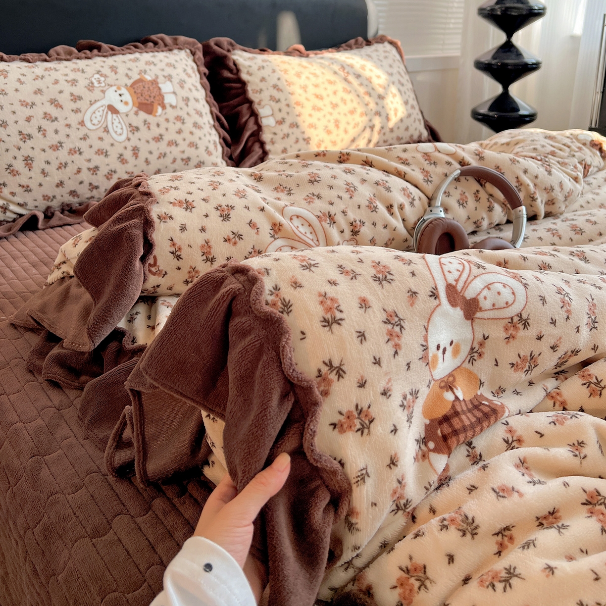 91家纺网 家纺一手货源 找家纺 富米莱（原臻工厂） 2025新款热卖舒适大宽花边牛奶绒床盖床裙四件套 爆款大花边-奶油碎花兔