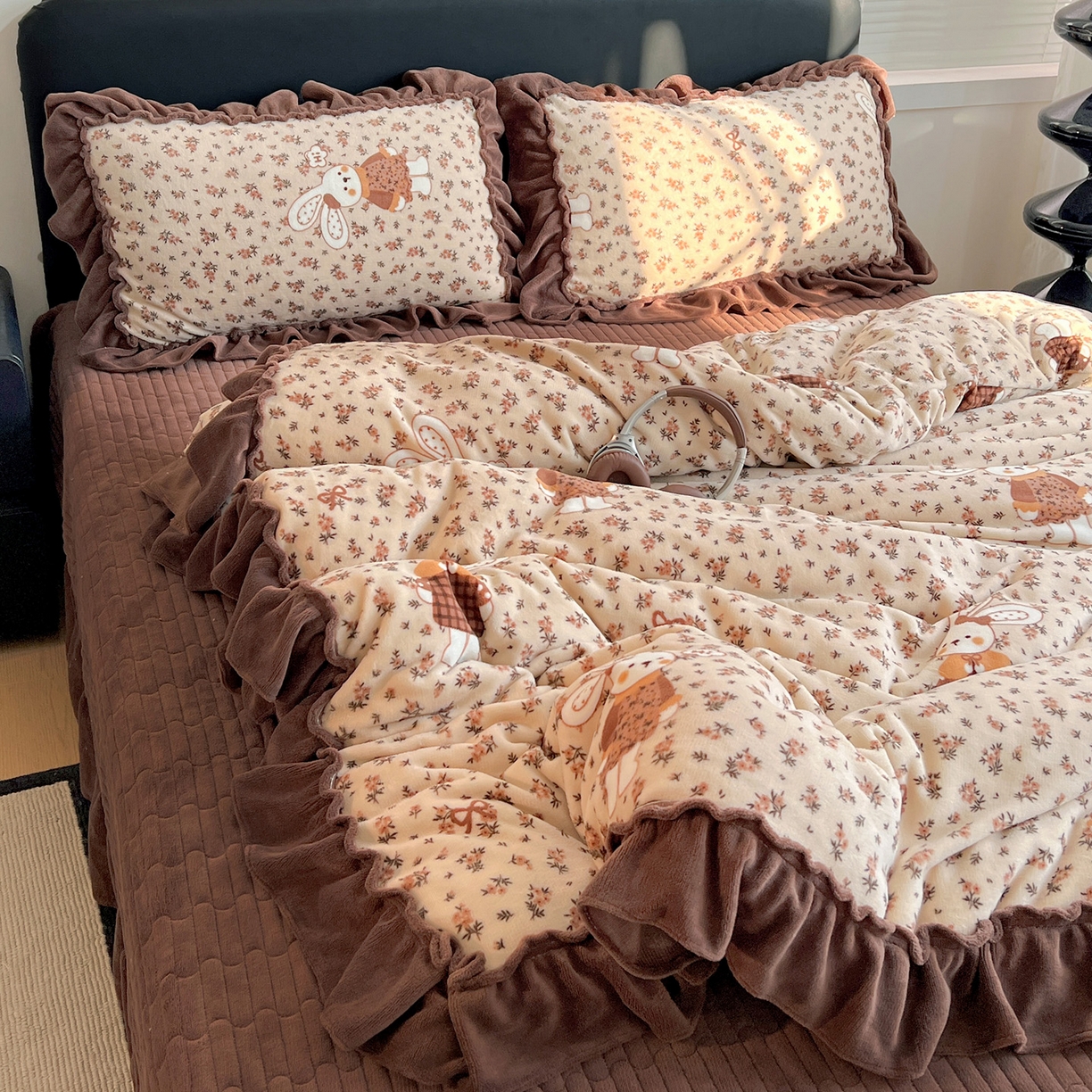 91家纺网 家纺一手货源 找家纺 富米莱（原臻工厂） 2025新款热卖舒适大宽花边牛奶绒床盖床裙四件套 爆款大花边-奶油碎花兔