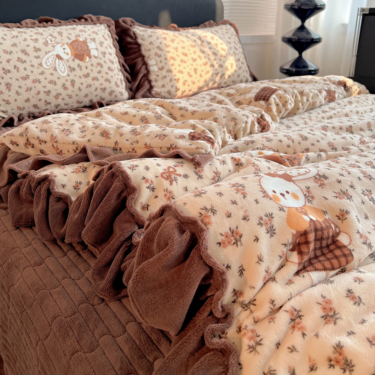 91家纺网 家纺一手货源 找家纺 富米莱（原臻工厂） 2025新款热卖舒适大宽花边牛奶绒床盖床裙四件套 爆款大花边-奶油碎花兔