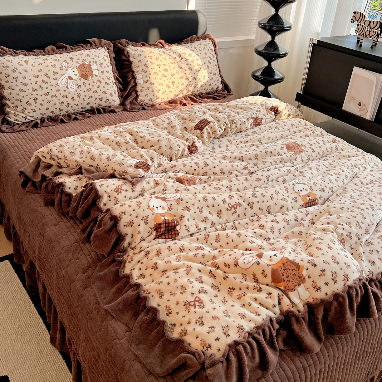 91家纺网 家纺一手货源 找家纺 富米莱（原臻工厂） 2025新款热卖舒适大宽花边牛奶绒床盖床裙四件套 爆款大花边-奶油碎花兔