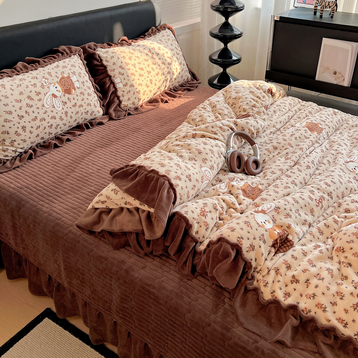 91家纺网 家纺一手货源 找家纺 富米莱（原臻工厂） 2025新款热卖舒适大宽花边牛奶绒床盖床裙四件套 爆款大花边-奶油碎花兔