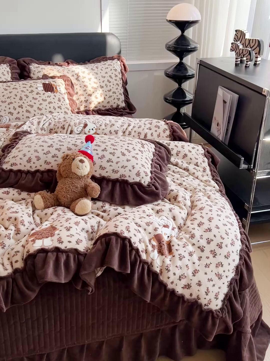 91家纺网 家纺一手货源 找家纺 富米莱（原臻工厂） 2025新款热卖舒适大宽花边牛奶绒床盖床裙四件套 爆款大花边-奶油碎花兔