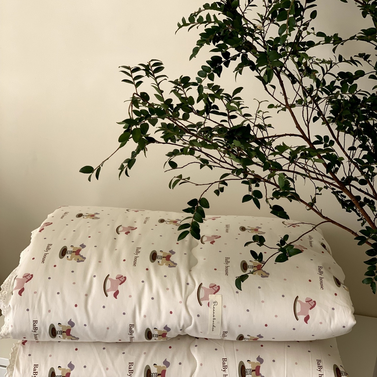 91家纺网 家纺一手货源 找家纺 汇庭 2025秋冬新品慕斯春秋被子被芯系列 粉粉木马