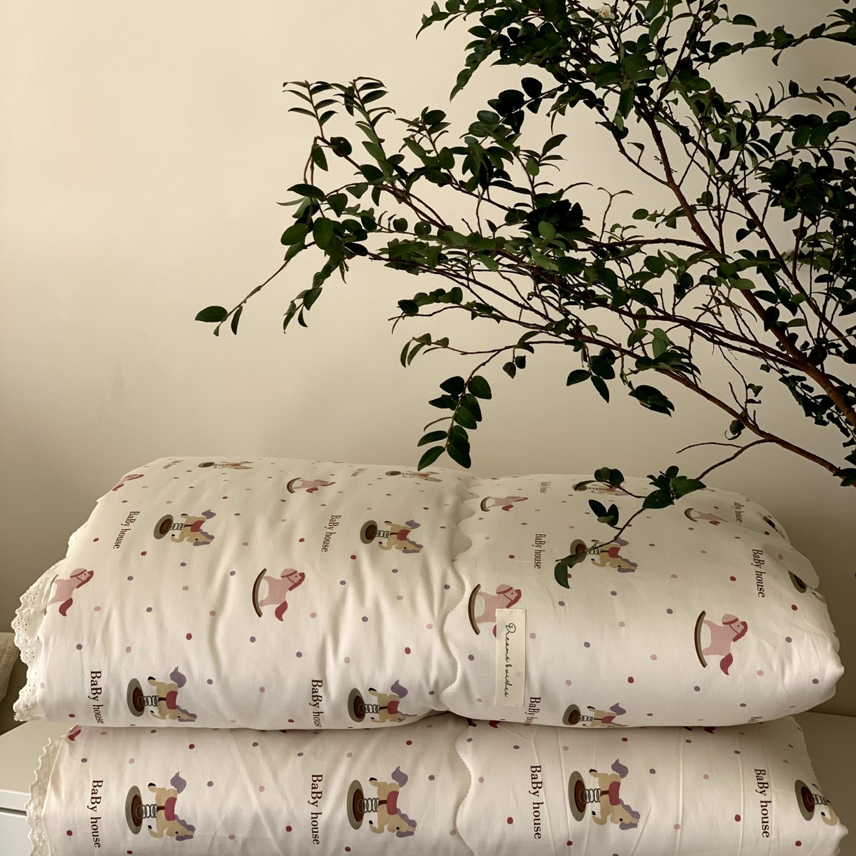 91家纺网 家纺一手货源 找家纺 汇庭 2025秋冬新品慕斯春秋被子被芯系列 粉粉木马