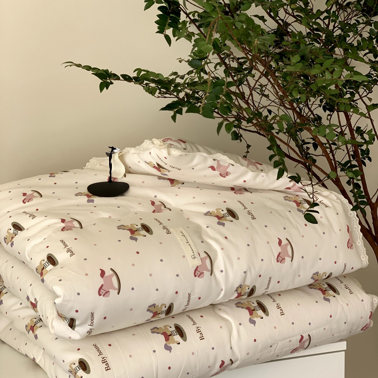 91家纺网 家纺一手货源 找家纺 汇庭 2025秋冬新品慕斯春秋被子被芯系列 粉粉木马