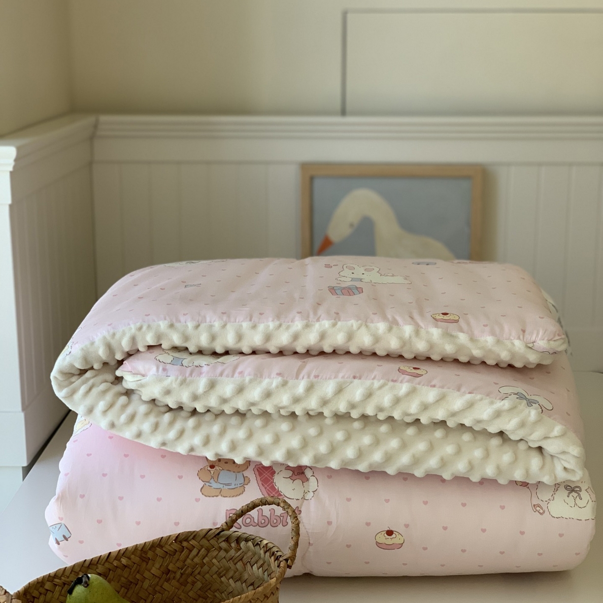 91家纺网 家纺一手货源 找家纺 汇庭 2025秋冬新品60s长绒棉单人豆豆冬被子被芯 甜蜜派