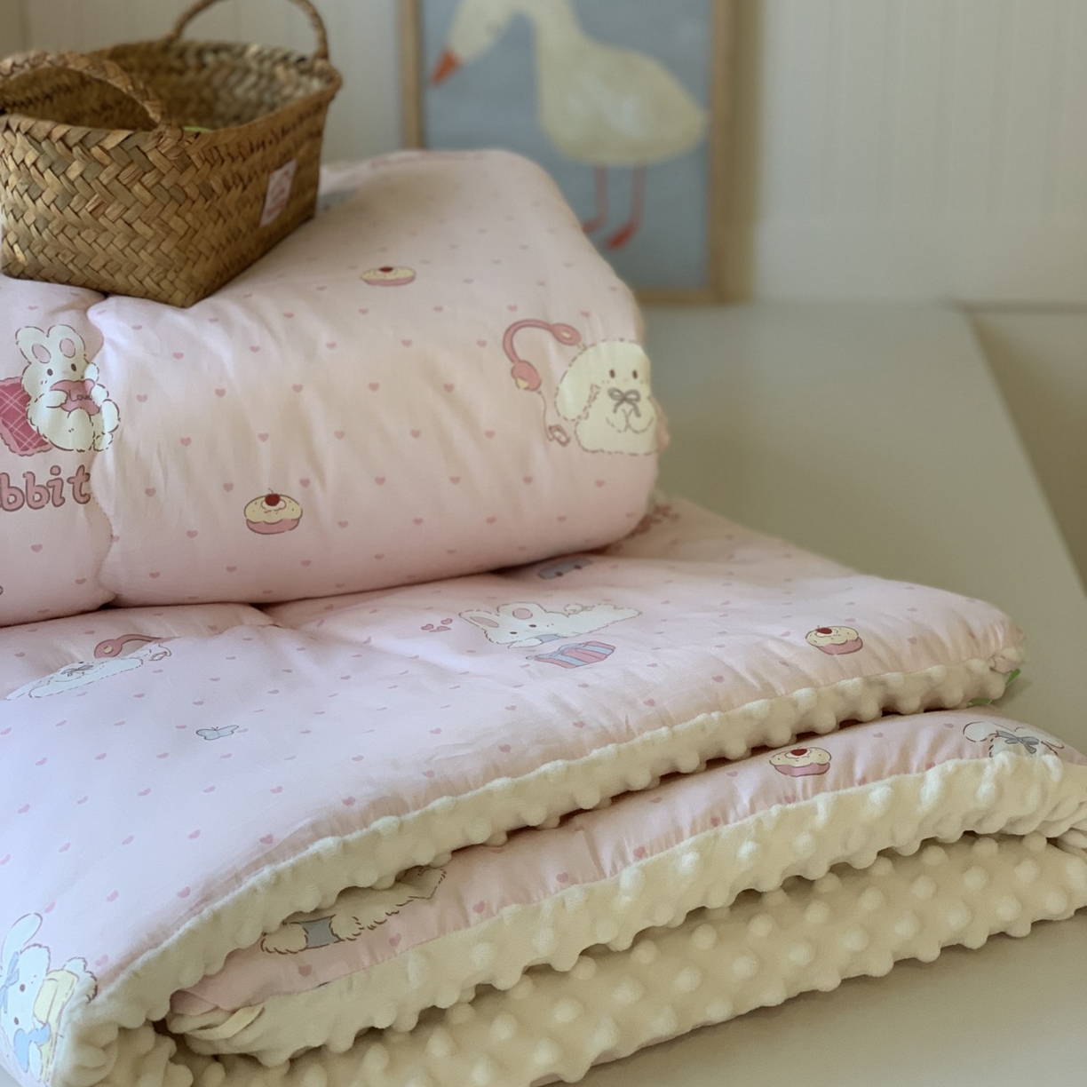 91家纺网 家纺一手货源 找家纺 汇庭 2025秋冬新品60s长绒棉单人豆豆冬被子被芯 甜蜜派