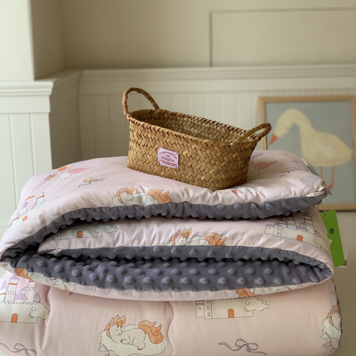 91家纺网 家纺一手货源 找家纺 汇庭 2025秋冬新品60s长绒棉单人豆豆冬被子被芯 城堡粉