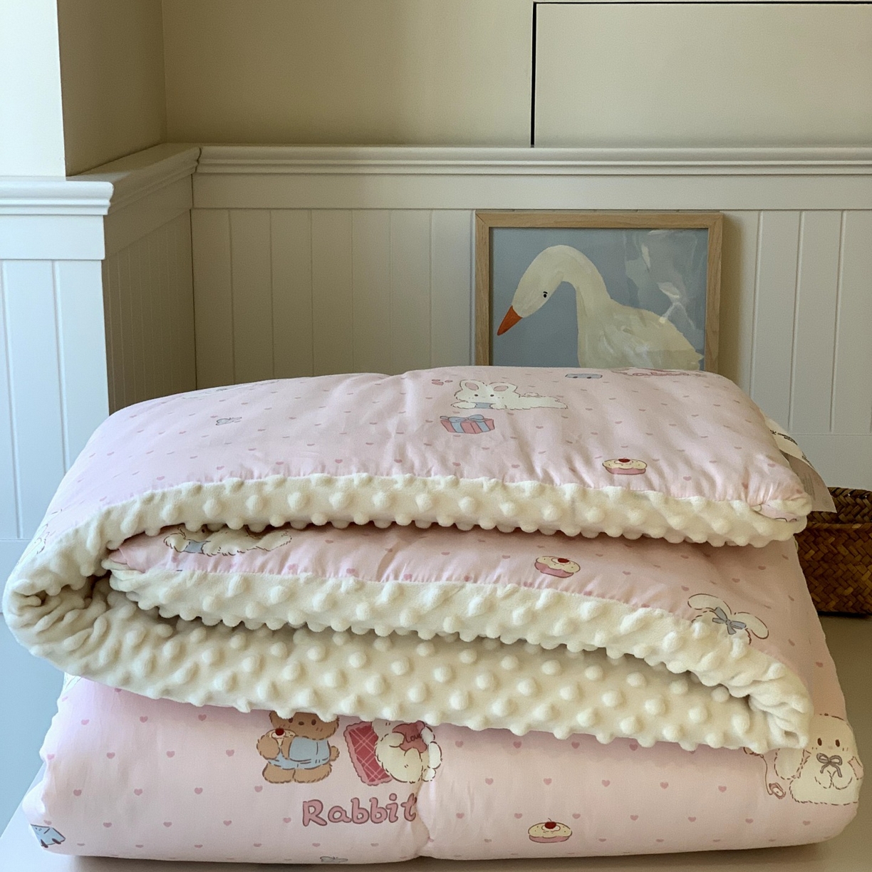 91家纺网 家纺一手货源 找家纺 汇庭 2025秋冬新品60s长绒棉单人豆豆冬被子被芯 甜蜜派