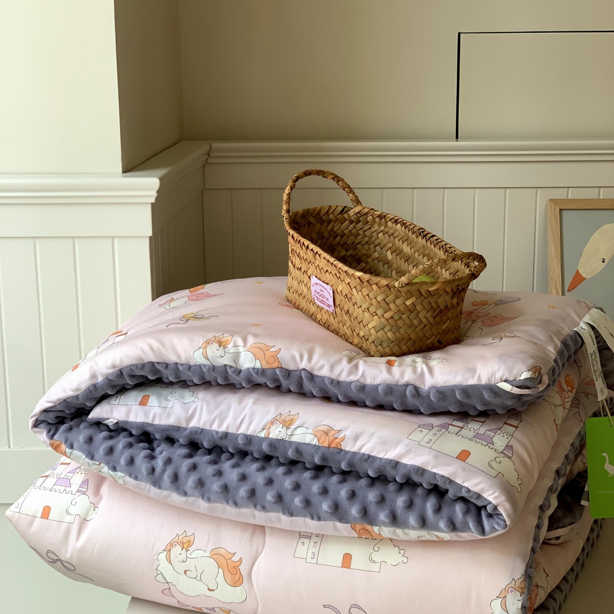 91家纺网 家纺一手货源 找家纺 汇庭 2025秋冬新品60s长绒棉单人豆豆冬被子被芯 城堡粉