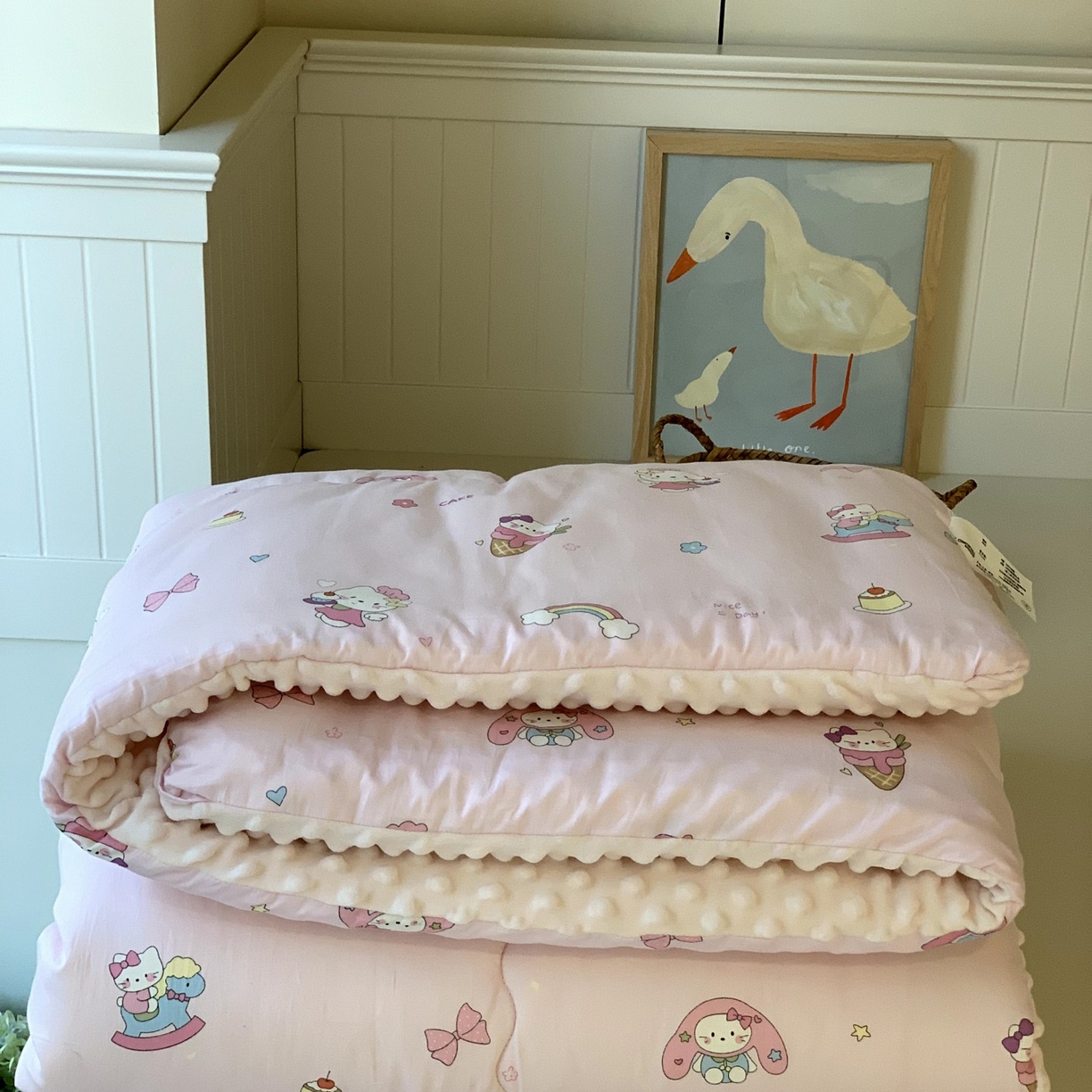 91家纺网 家纺一手货源 找家纺 汇庭 2025秋冬新品60s长绒棉单人豆豆冬被子被芯 甜甜猫