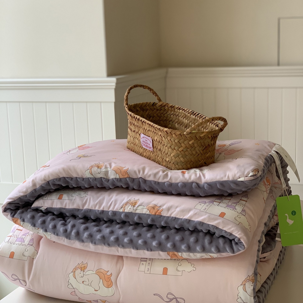 91家纺网 家纺一手货源 找家纺 汇庭 2025秋冬新品60s长绒棉单人豆豆冬被子被芯 城堡粉