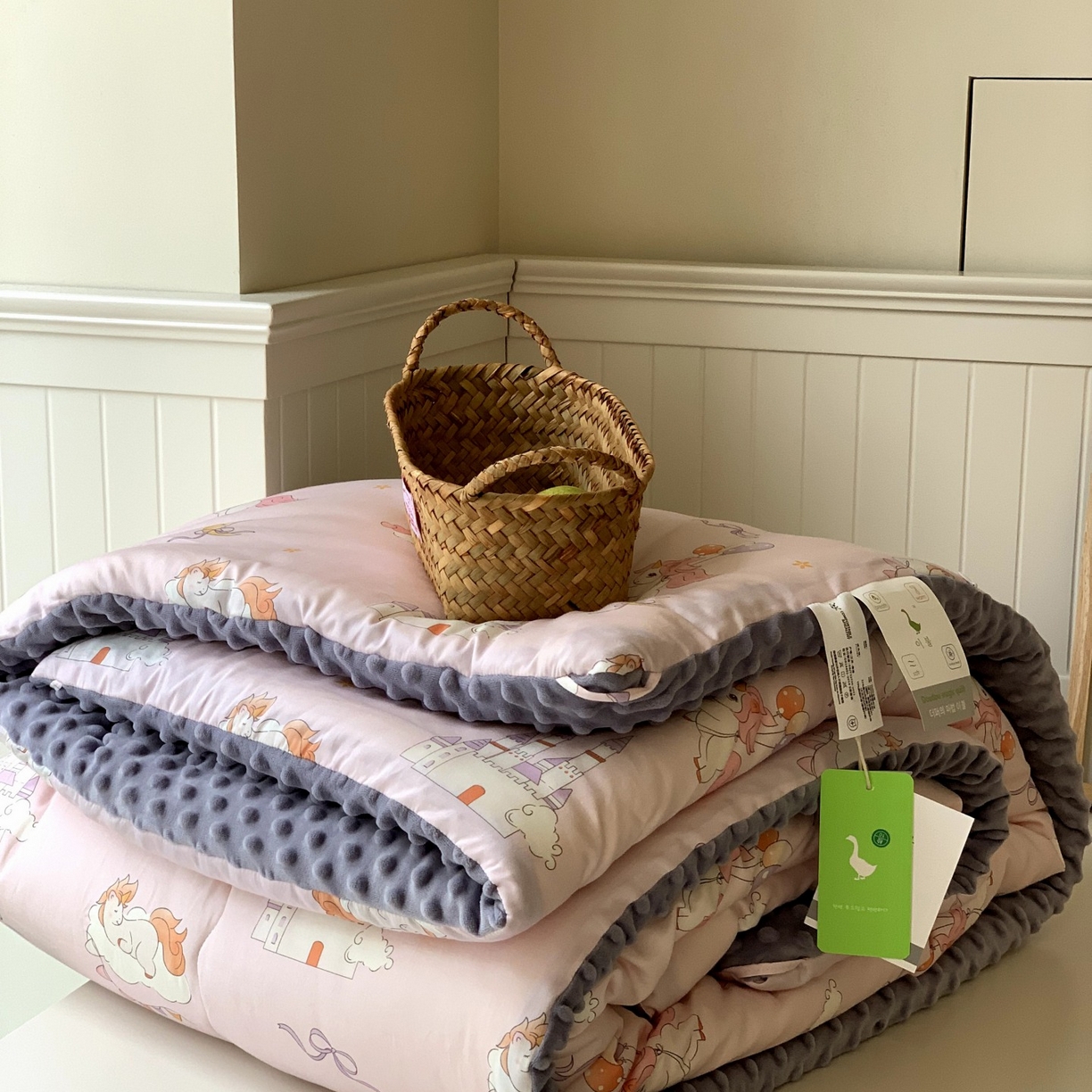 91家纺网 家纺一手货源 找家纺 汇庭 2025秋冬新品60s长绒棉单人豆豆冬被子被芯 城堡粉