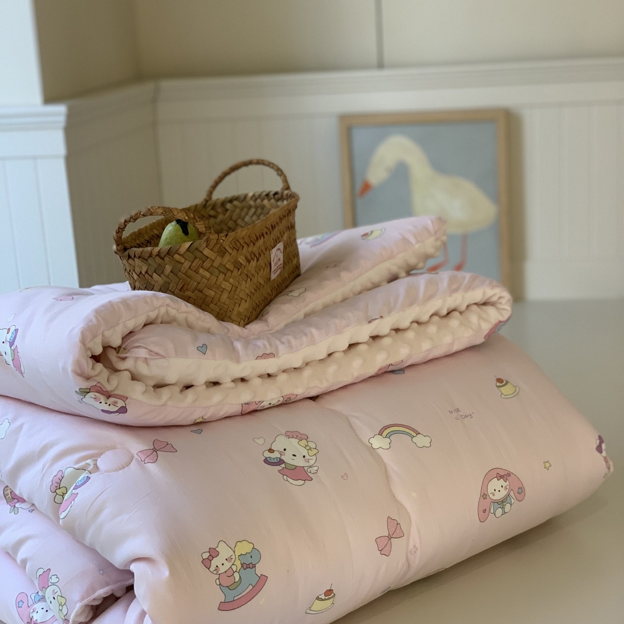 91家纺网 家纺一手货源 找家纺 汇庭 2025秋冬新品60s长绒棉单人豆豆冬被子被芯 甜甜猫