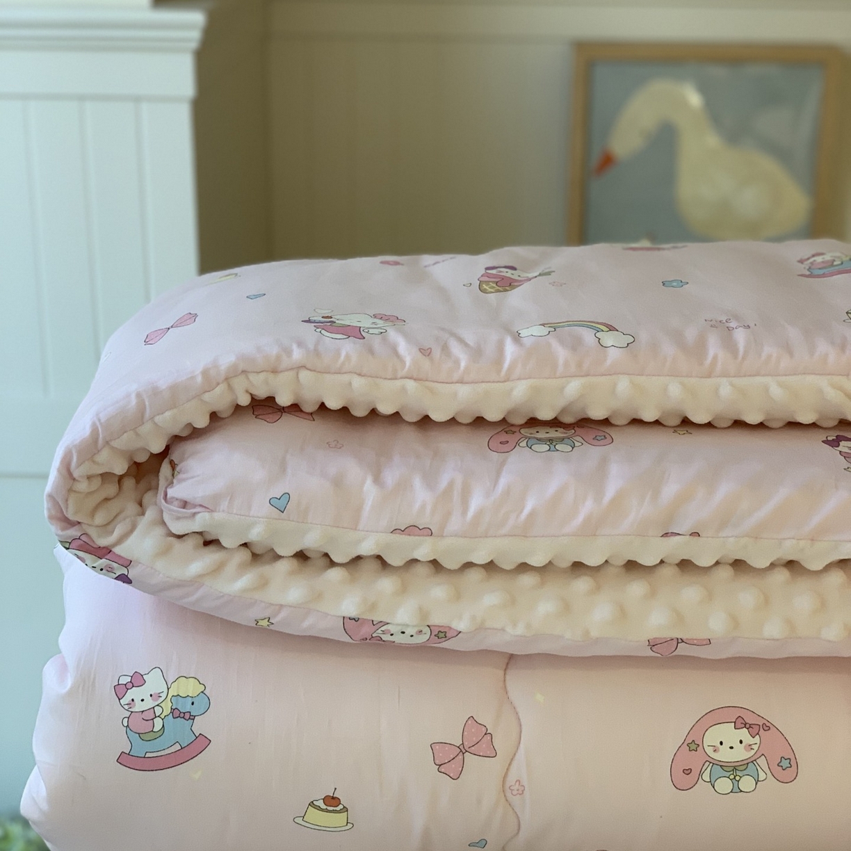 91家纺网 家纺一手货源 找家纺 汇庭 2025秋冬新品60s长绒棉单人豆豆冬被子被芯 甜甜猫