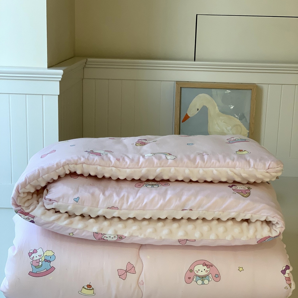 91家纺网 家纺一手货源 找家纺 汇庭 2025秋冬新品60s长绒棉单人豆豆冬被子被芯 甜甜猫