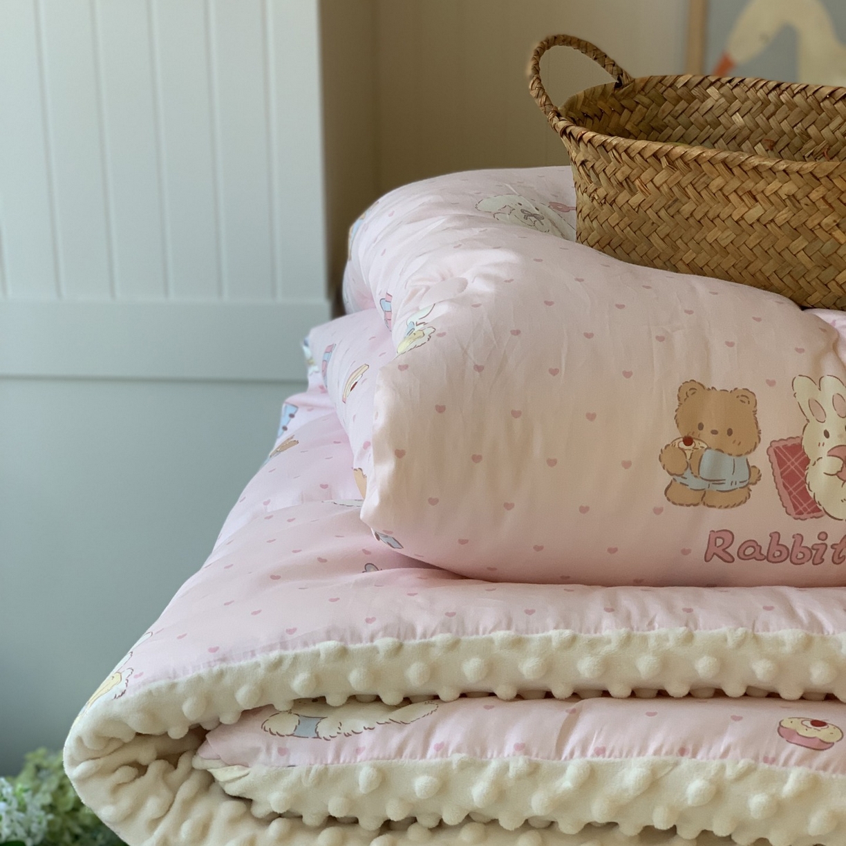 91家纺网 家纺一手货源 找家纺 汇庭 2025秋冬新品60s长绒棉单人豆豆冬被子被芯 甜蜜派