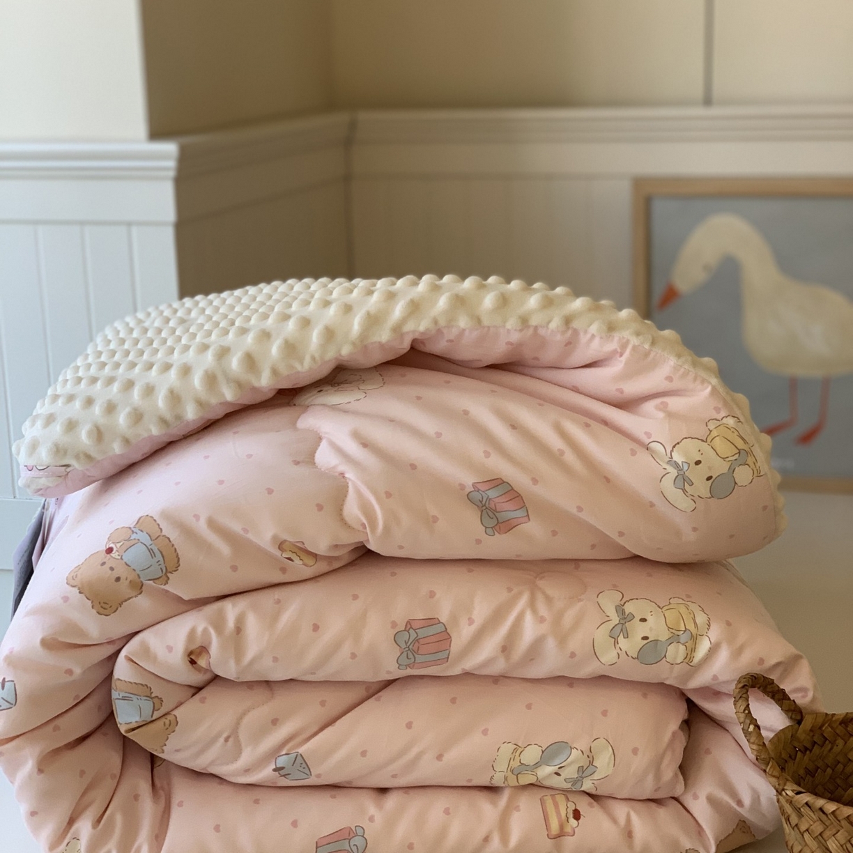 91家纺网 家纺一手货源 找家纺 汇庭 2025秋冬新品60s长绒棉单人豆豆冬被子被芯 甜蜜派