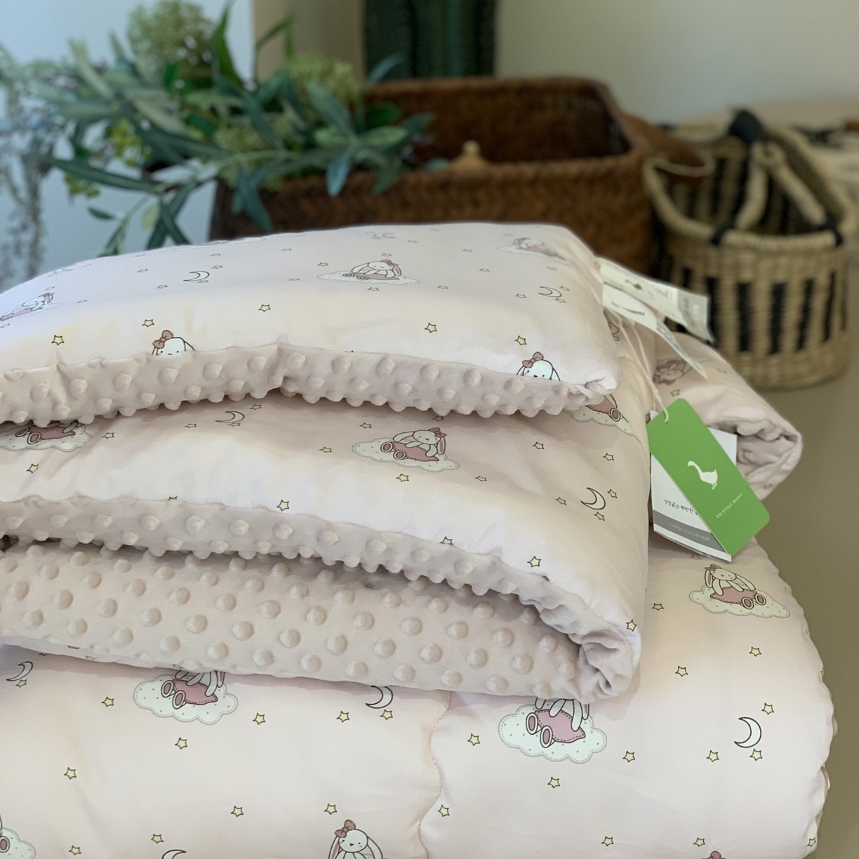 91家纺网 家纺一手货源 找家纺 汇庭 2025秋冬新品60s长绒棉单人豆豆冬被子被芯 甜心兔