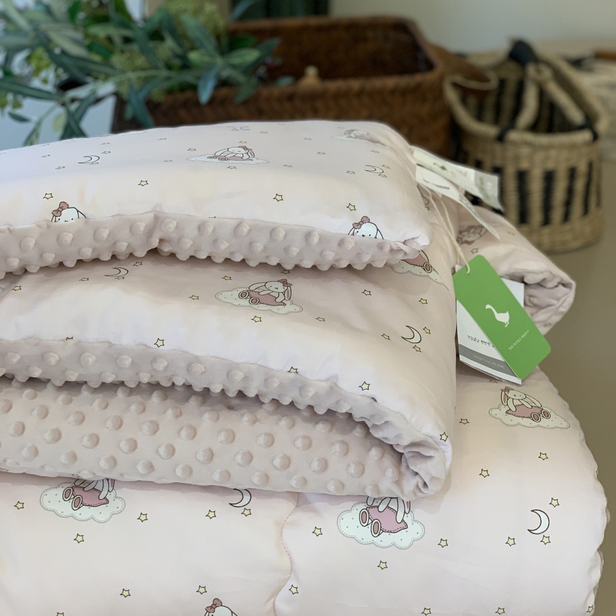 91家纺网 家纺一手货源 找家纺 汇庭 2025秋冬新品60s长绒棉单人豆豆冬被子被芯 甜心兔