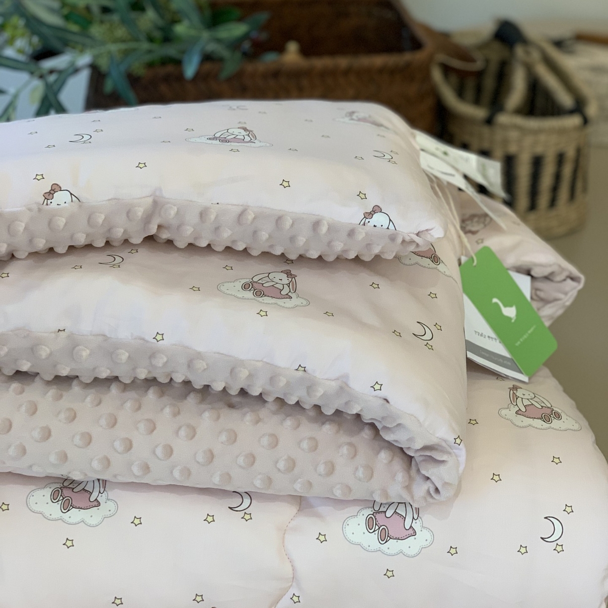 91家纺网 家纺一手货源 找家纺 汇庭 2025秋冬新品60s长绒棉单人豆豆冬被子被芯 甜心兔